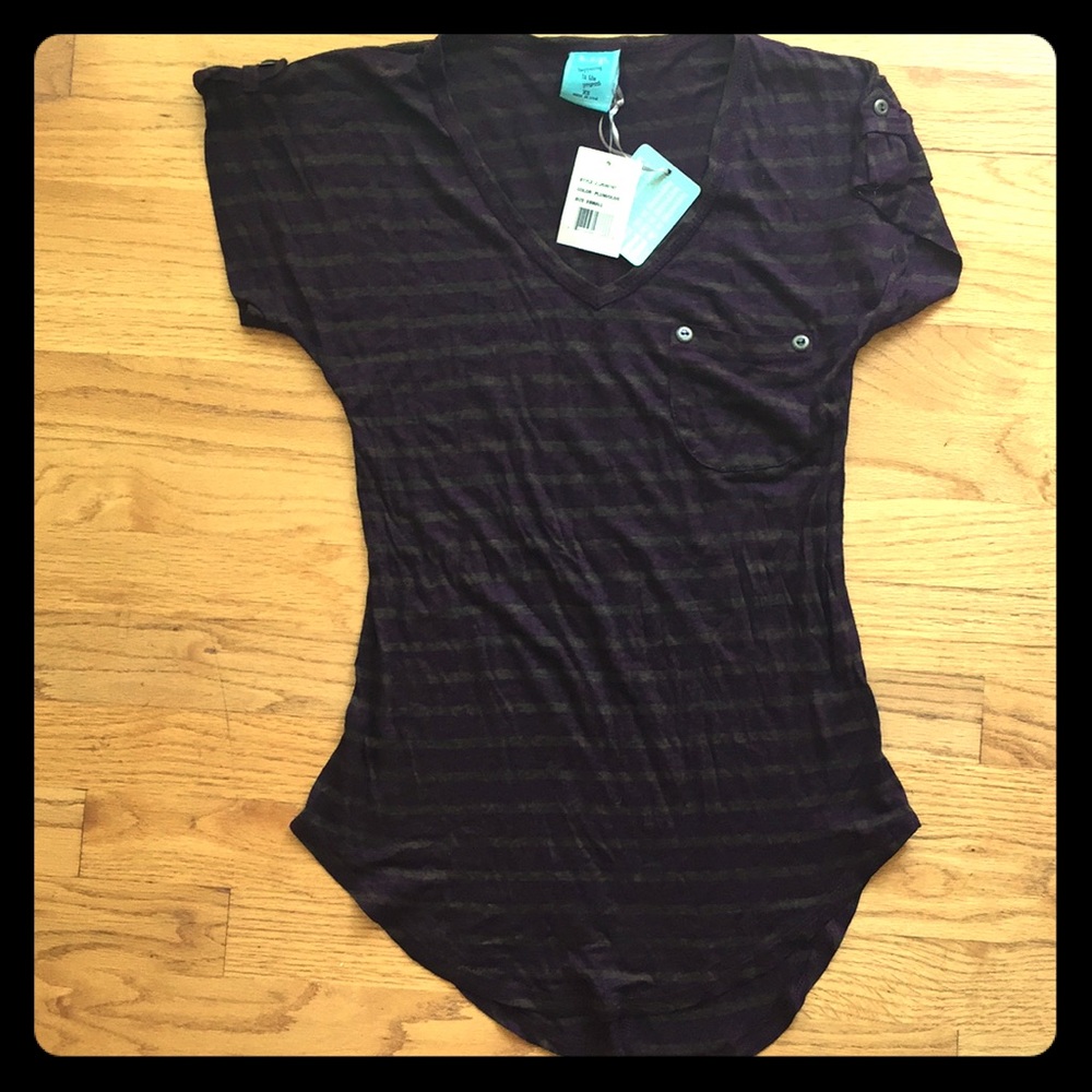 Short sleeve v-neck t-shirt